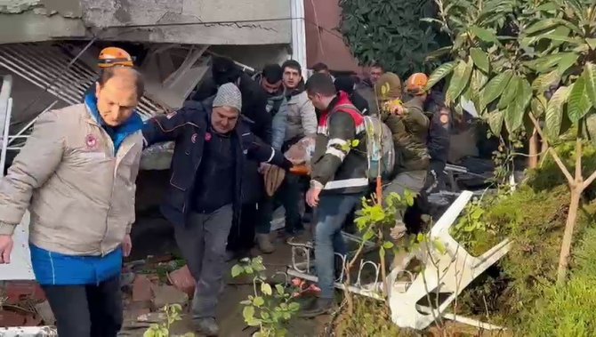 Hatay’da Anne Ve İki Çocuğu Afad Ekiplerince Enkazdan Sağ Olarak Çıkarıldı