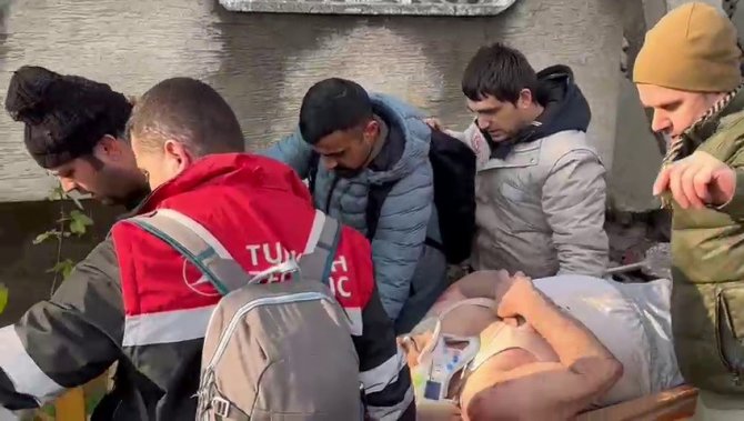 Hatay’da Anne Ve İki Çocuğu Afad Ekiplerince Enkazdan Sağ Olarak Çıkarıldı
