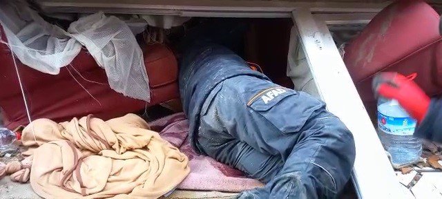 Hatay’da Anne Ve İki Çocuğu Afad Ekiplerince Enkazdan Sağ Olarak Çıkarıldı