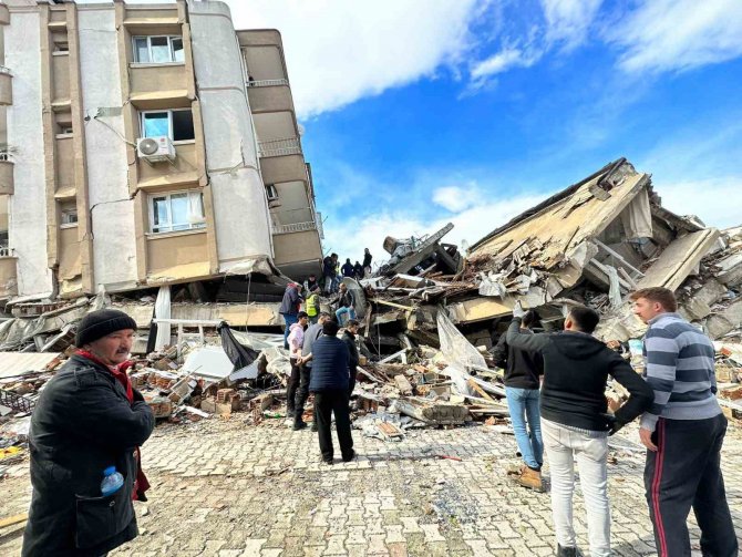 13 Yaşındaki Göknur Bayraktar Enkazdan Çıkarıldı