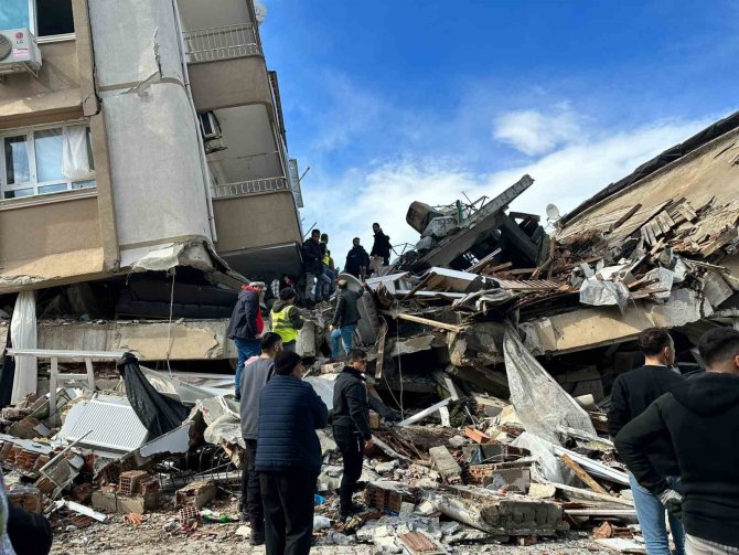 13 Yaşındaki Göknur Bayraktar Enkazdan Çıkarıldı