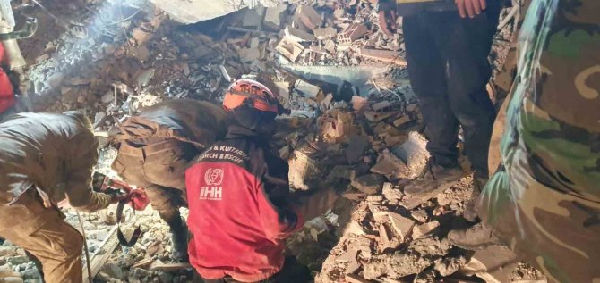 Malatya’da Enkaz Altındaki Yaralı Vatandaş İşte Böyle Kurtarıldı