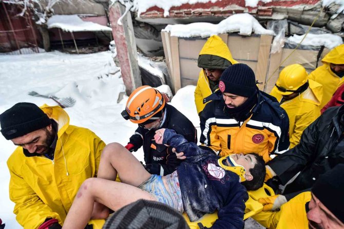 Kahramanmaraş’ta Enkaz Altında Kalan Minik Arda, Depremden 22 Saat Sonra Sağ Olarak Kurtarıldı