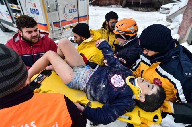 Kahramanmaraş’ta Enkaz Altında Kalan Minik Arda, Depremden 22 Saat Sonra Sağ Olarak Kurtarıldı