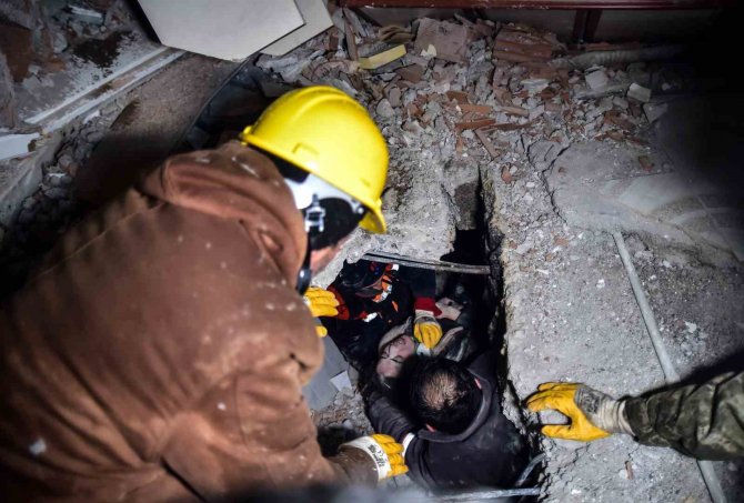 Kahramanmaraş Elbistan’da Enkaz Altında Yaşam Mücadelesi Verdiler