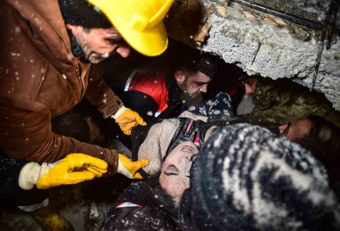 Kahramanmaraş Elbistan’da Enkaz Altında Yaşam Mücadelesi Verdiler