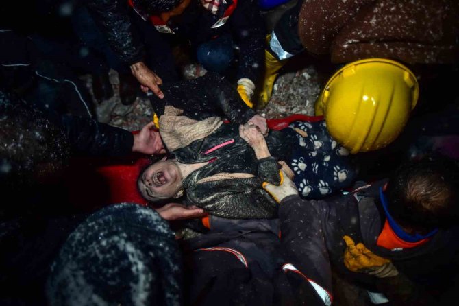 Kahramanmaraş Elbistan’da Enkaz Altında Yaşam Mücadelesi Verdiler