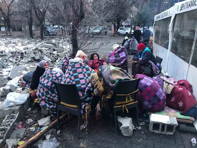 Enkaz Bölgesinde Ateş Başında Sabahladılar