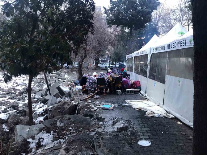 Enkaz Bölgesinde Ateş Başında Sabahladılar