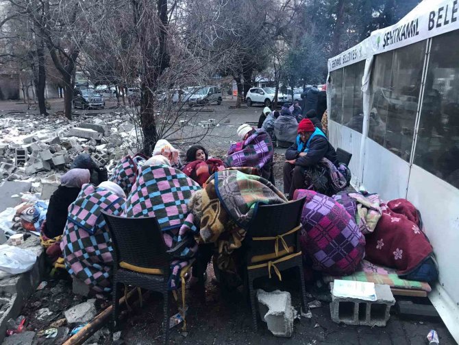 Enkaz Bölgesinde Ateş Başında Sabahladılar