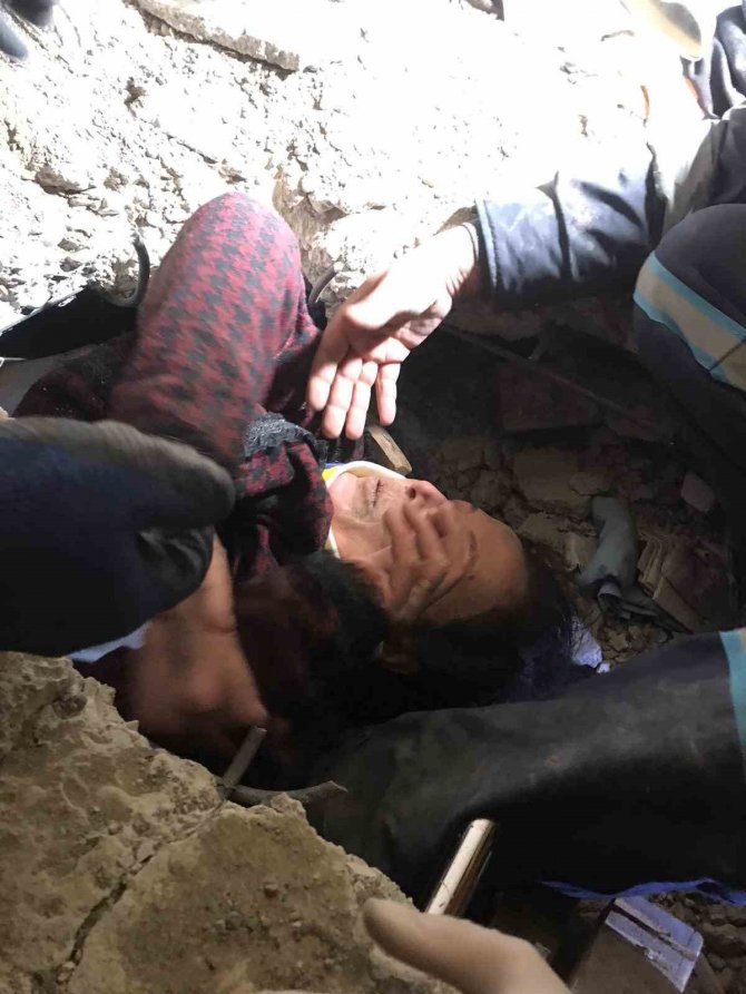 Kocaeli’den Deprem Bölgelerine Giden Ekip 24 Kişiyi Enkazdan Sağ Çıkardı