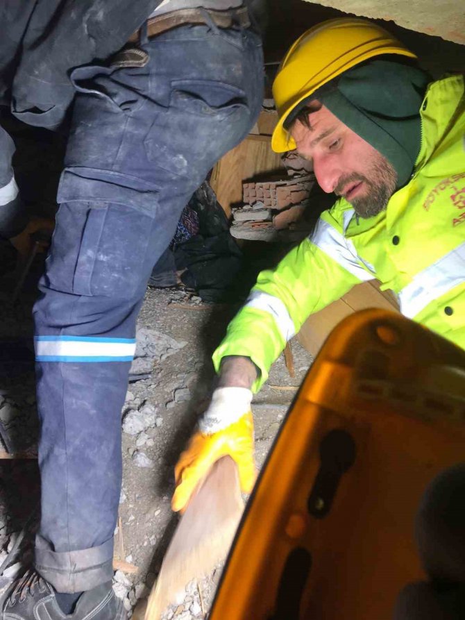 Kocaeli’den Deprem Bölgelerine Giden Ekip 24 Kişiyi Enkazdan Sağ Çıkardı