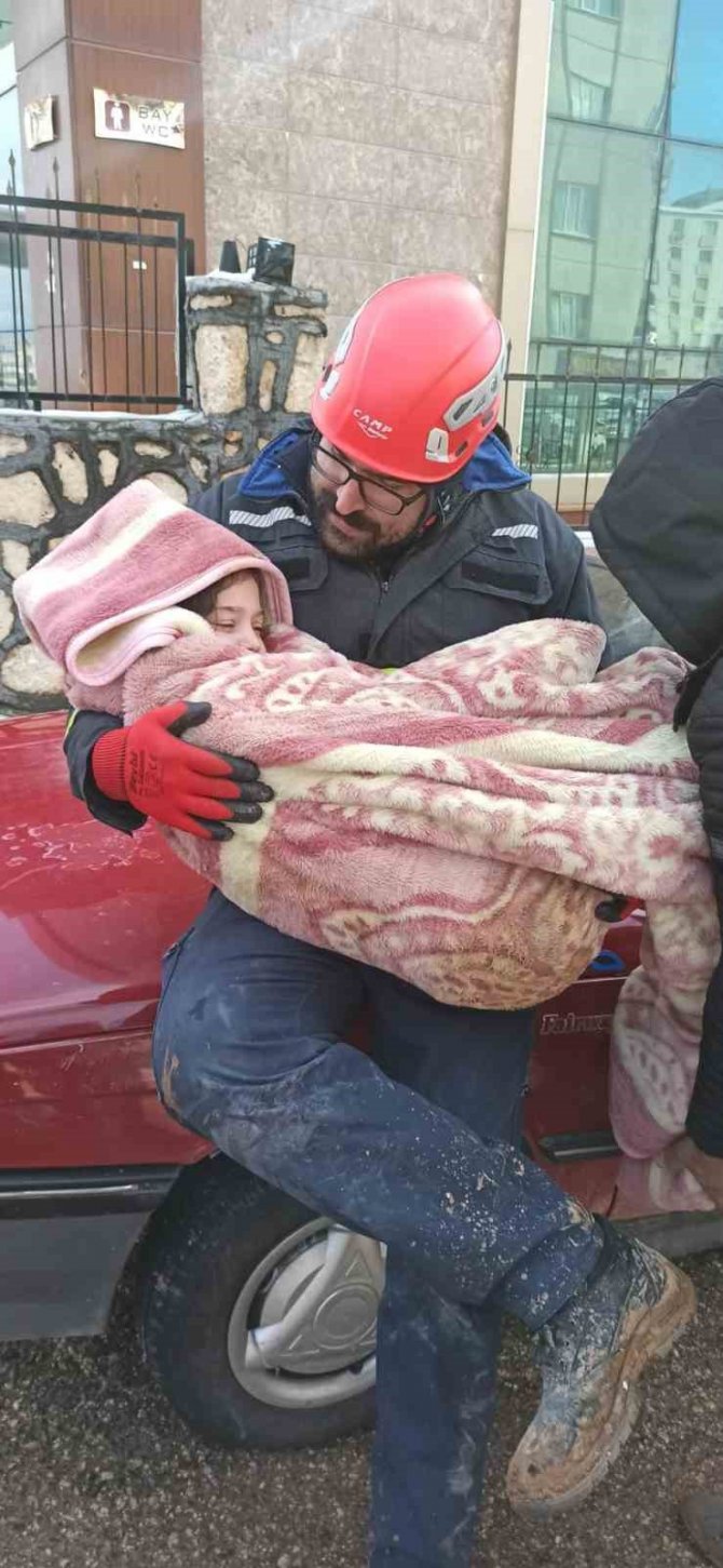 Kocaeli’den Deprem Bölgelerine Giden Ekip 24 Kişiyi Enkazdan Sağ Çıkardı