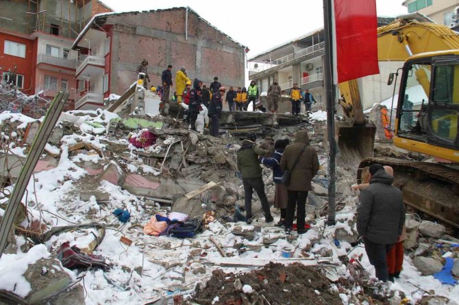 Malatya’da Ekipler 33 Saattir Arama Kurtarma Çalışmalarını Sürdürüyor