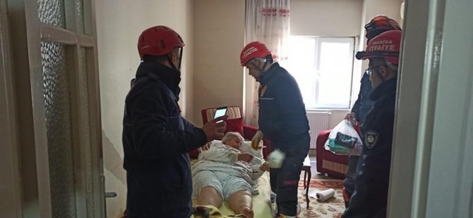Hasarlı Binada Mahsur Kalan Yaşlı Kadın Kurtarıldı