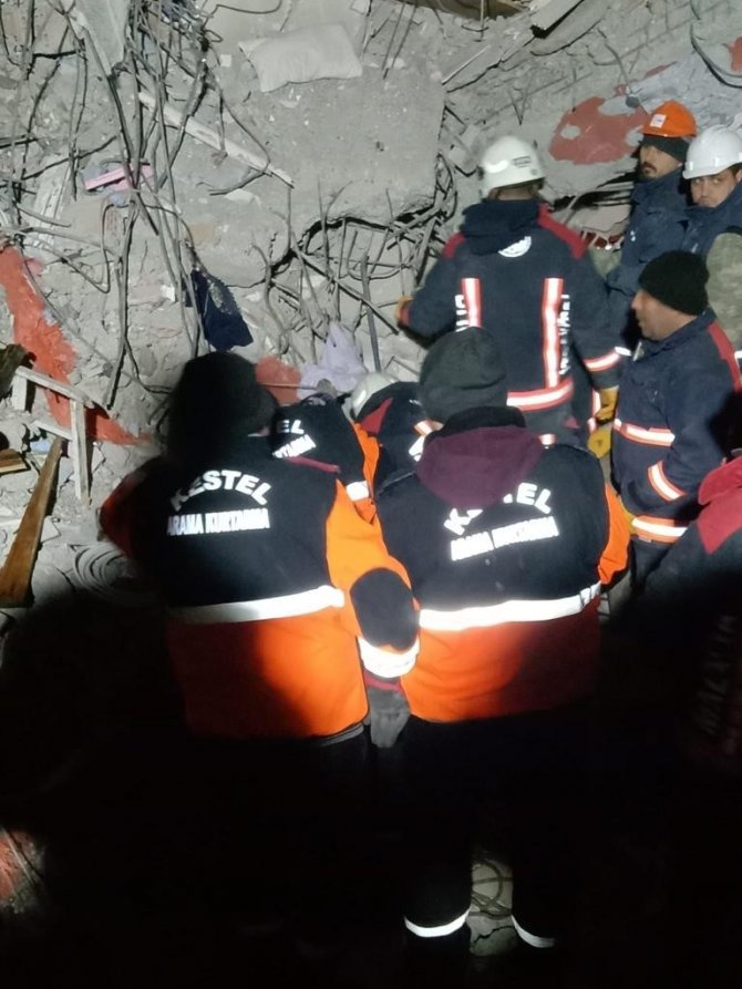 Malatya’da 42 Saat Sonra Enkazdan 2 Kişi Sağ Olarak Kurtarıldı