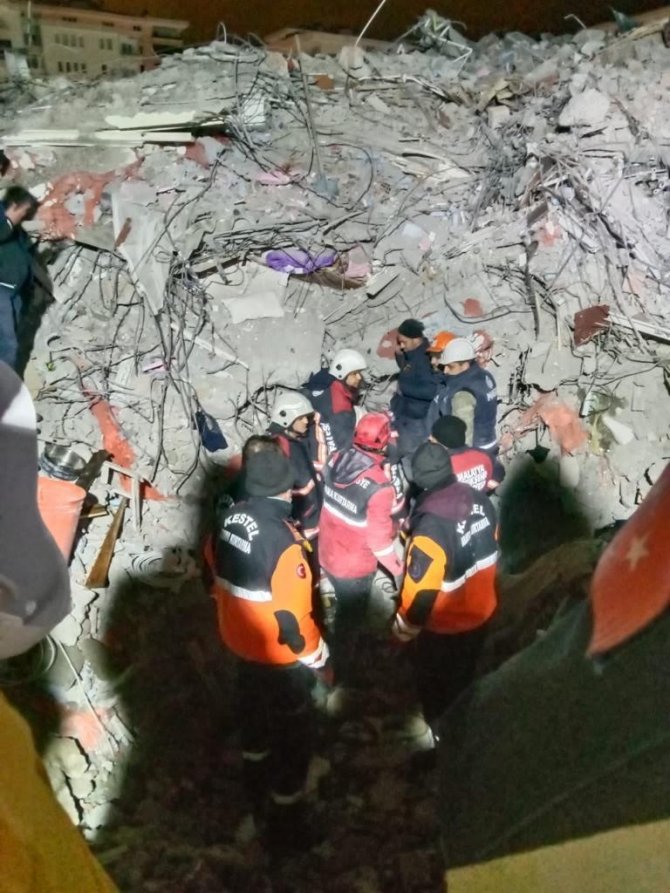 Malatya’da 42 Saat Sonra Enkazdan 2 Kişi Sağ Olarak Kurtarıldı