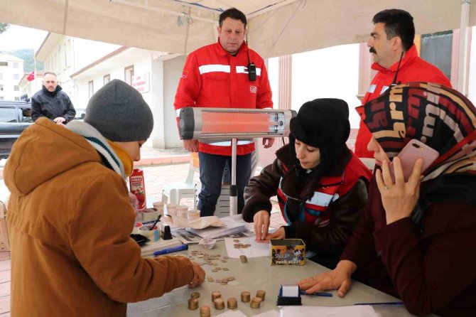 9 Yaşındaki Umut Efe, Kumbarasındaki Paraları Depremzedelere Gönderdi