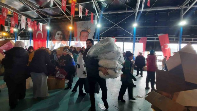 Beyoğlu’nda Deprem İçin 7’den 70’e Yardım Seferberliği