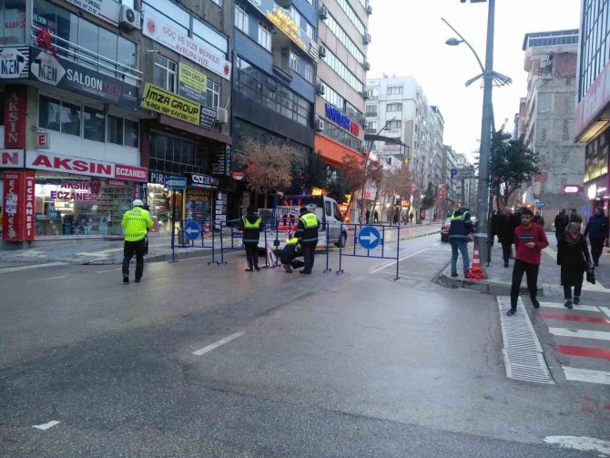 Elazığ’da Gazi Caddesi Binaların Çökme Tehlikesine Karşı Trafiğe Kapatıldı