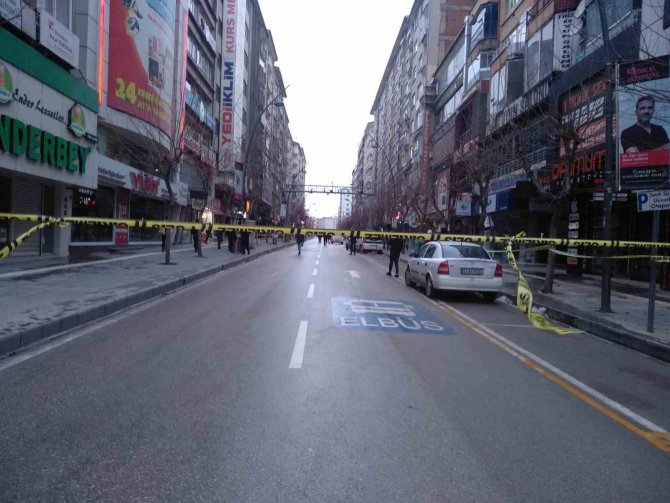 Elazığ’da Gazi Caddesi Binaların Çökme Tehlikesine Karşı Trafiğe Kapatıldı