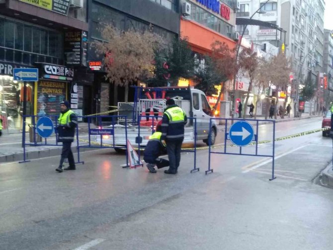Elazığ’da Gazi Caddesi Binaların Çökme Tehlikesine Karşı Trafiğe Kapatıldı