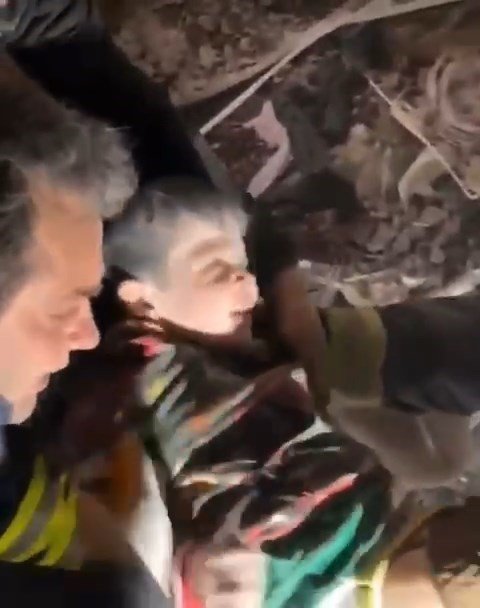Enkaz Altından Kurtarılan 3 Yaşındaki Miran’a Hayat Öpücüğü