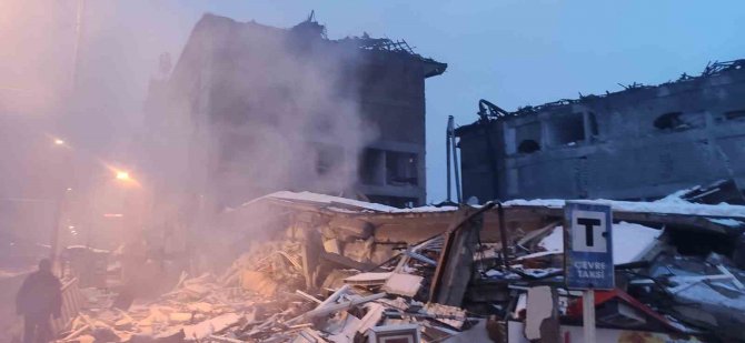 Enkaz Altında Kalan Vatandaş Ayağı Kesilerek Kurtarılabildi