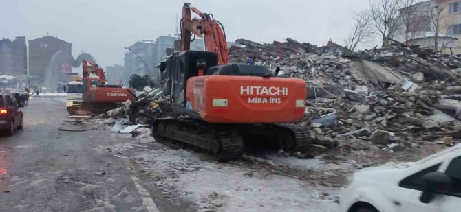 Enkaz Altında Kalan Vatandaş Ayağı Kesilerek Kurtarılabildi