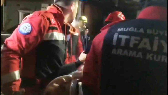 Depremden 24 Saat Sonra Muğla İtfaiyesi Kurtardı