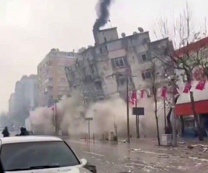 Kahramanmaraş’ta 7 Katlı Binanın Yıkılma Anı Kamerada