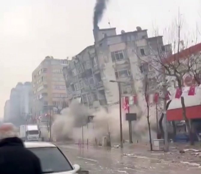 Kahramanmaraş’ta 7 Katlı Binanın Yıkılma Anı Kamerada