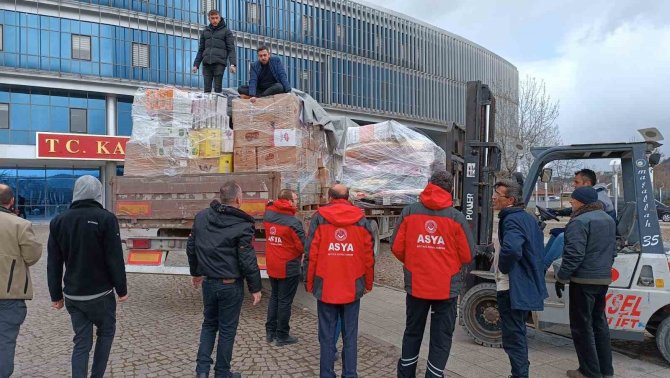 Depremzedeler İçin Hazırlanan Yardım Tırı Yola Çıktı