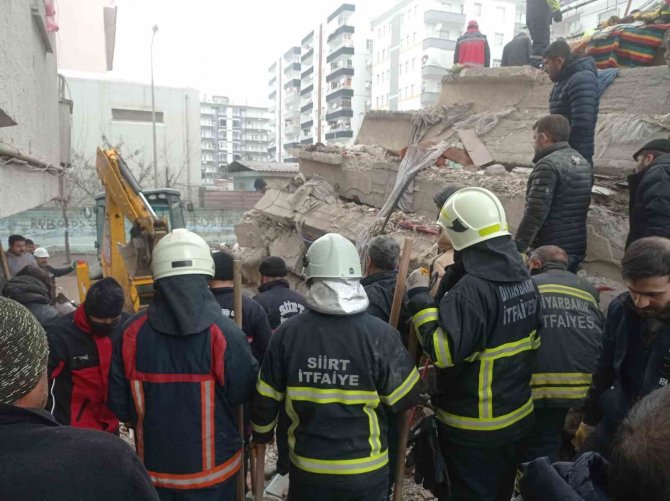 Siirt Ekibi Enkazdan 5 Vatandaşı Kurtarmayı Başardı