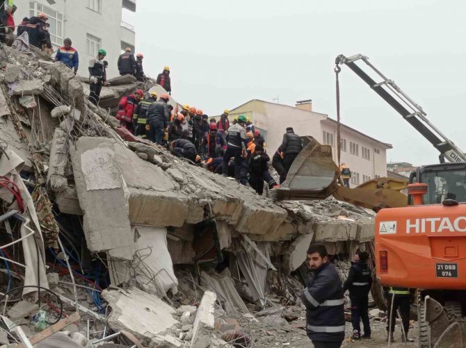 Siirt Ekibi Enkazdan 5 Vatandaşı Kurtarmayı Başardı