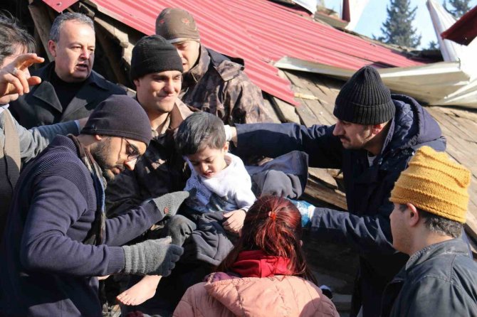 Minik Şahin 30 Saat Sonra Sağ Çıkartıldı