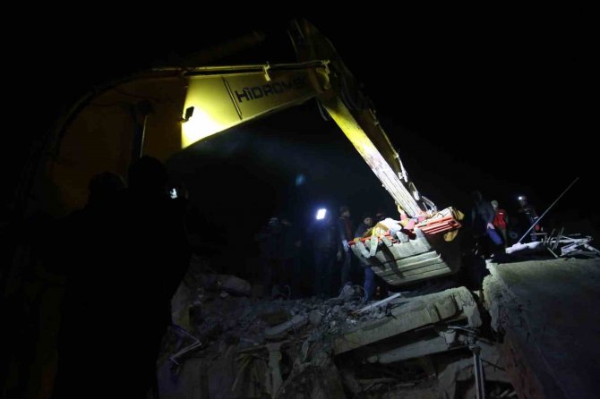 40 Saatin Sonunda Tekbirlerle Kurtarılan Kardeşler Enkazdan Kepçeyle İndirildi