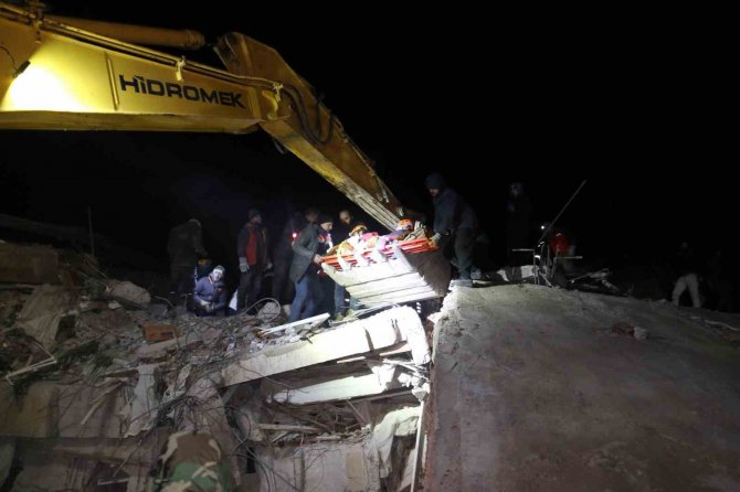 40 Saatin Sonunda Tekbirlerle Kurtarılan Kardeşler Enkazdan Kepçeyle İndirildi