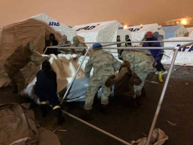 Jandarma Ekipleri Çadırlar Kurmaya Başladı