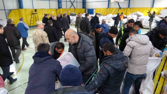 Van’dan Deprem Bölgesine Yardım Tırları Hareket Etti