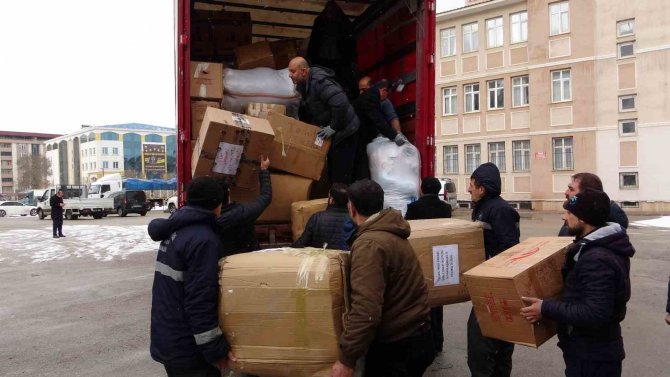 Van’dan Deprem Bölgesine Yardım Tırları Hareket Etti