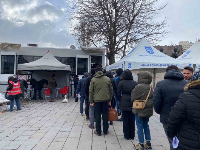 Ankara’da Vatandaşlar Kan Merkezlerine Akın Etti