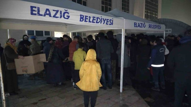 Elazığ Belediyesinden Malatyalı Depremzedelere Sıcak Çorba İkramı
