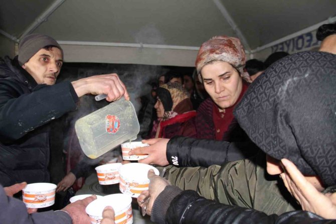 Elazığ Belediyesinden Malatyalı Depremzedelere Sıcak Çorba İkramı