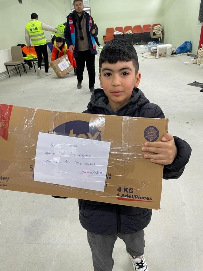 Deprem Bölgesine Biriktirdiği Harçlığını Bağışladı