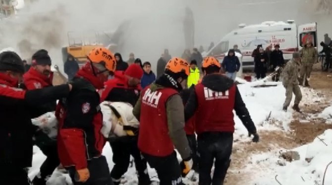 Depremden Onlarca Saat Sonra Enkazdan Sağ Çıkarıldı