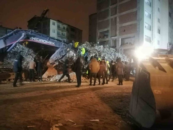 Elazığ’da Çöken Binada Polis Memurunun Cansız Bedenine Ulaşıldı