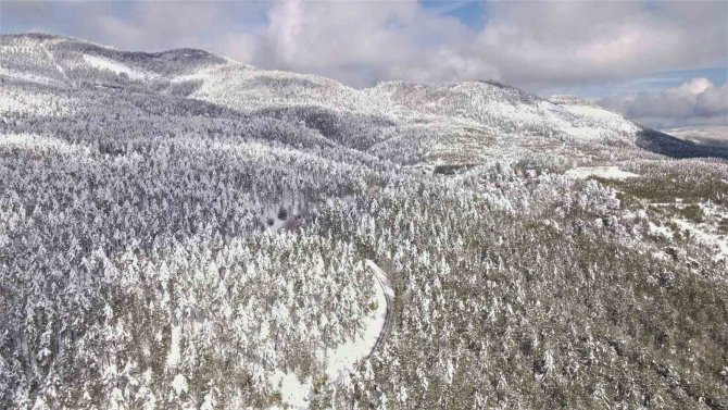 Ulus Dağında Beyaz Örtü Kartpostallık Görüntüler Oluşturdu
