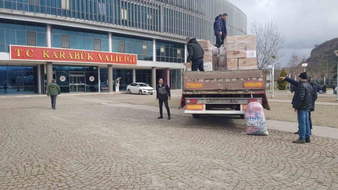 Depremzedeler İçin Hazırlanan Yardım Tırı Yola Çıktı