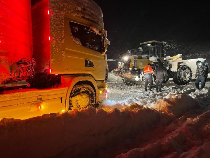 Yolda Kalan Yardım Tırları Kurtarıldı